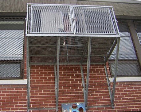 Cages et grilles de sécurité industrielles 